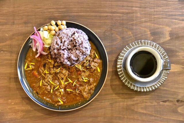 なぜカレーの後にコーヒーが飲みたくなるのか？