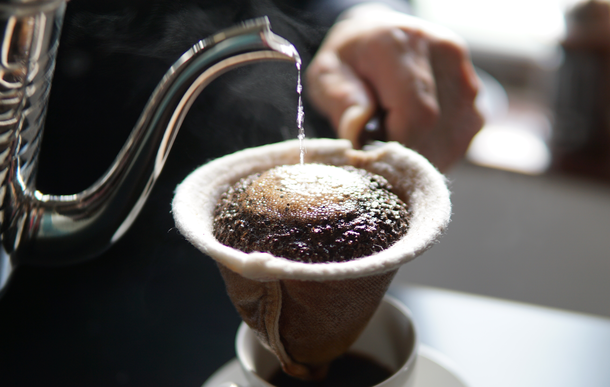 美味しいものを食べると、なぜこんなにも幸せになるのか？